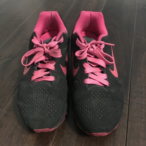 Black with pink Nike Airmaxes - Picture 3 of 5